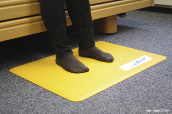 2016 Sensormatte gelb liegt am Fußboden, 2 Füße stehen darauf
