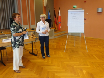 Frau von Chamier präsentiert ihr Arbeitsgruppenergebnis mit Richtern Frau Przewosnik