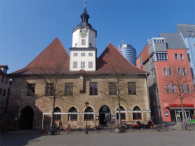 Das historische Jenaer Rathaus vom Markt aus gesehen